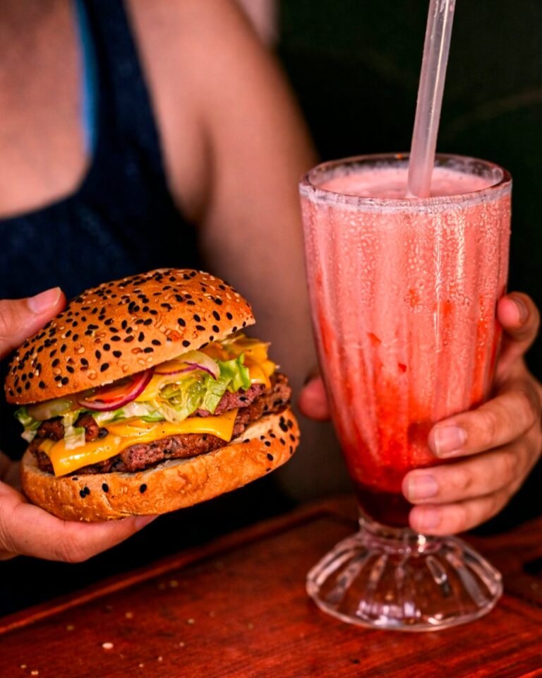 Post para Eita! Burger: Foto de produto: hambúrguer e milk-shake.
