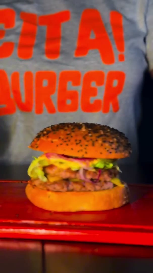 Vídeo para Eita! Burger: Vídeo de produto: a montagem do hambúrguer, do pão ao queijo derretido.